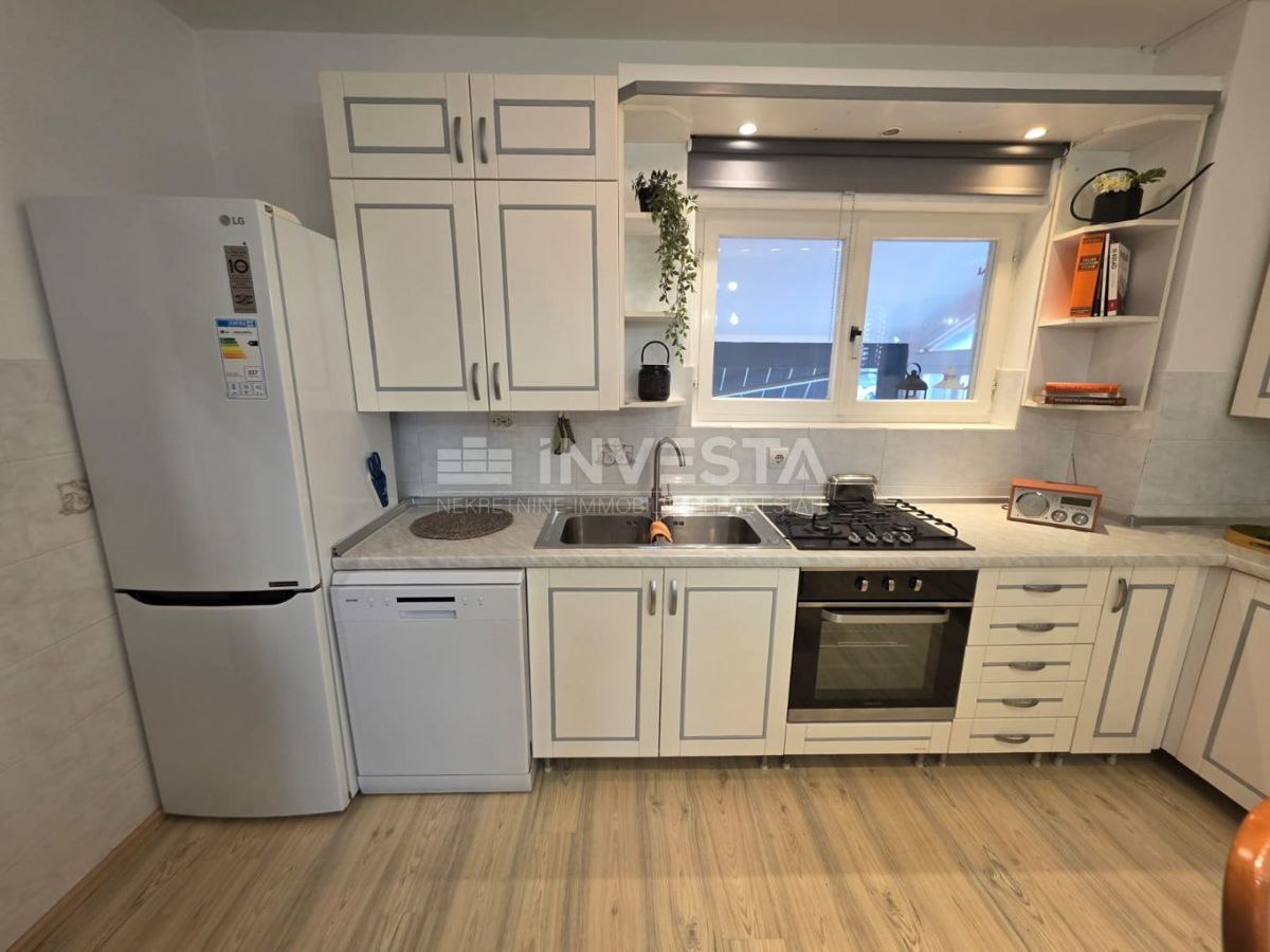 Pola, bellissimo e spazioso appartamento, 3 camere da letto, parcheggio privato e giardino