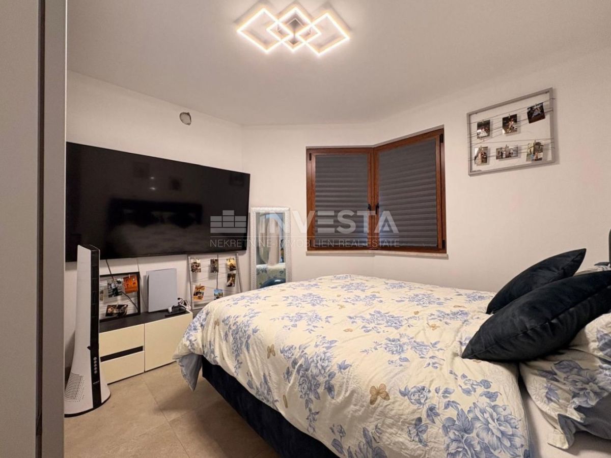 Pula, Veli Vrh, appartamento moderno con terrazza e vista mare