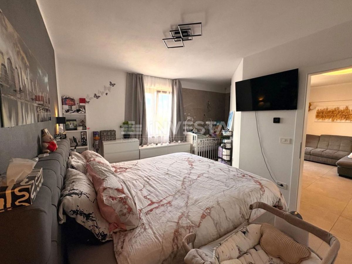 Pula, Veli Vrh, appartamento moderno con terrazza e vista mare