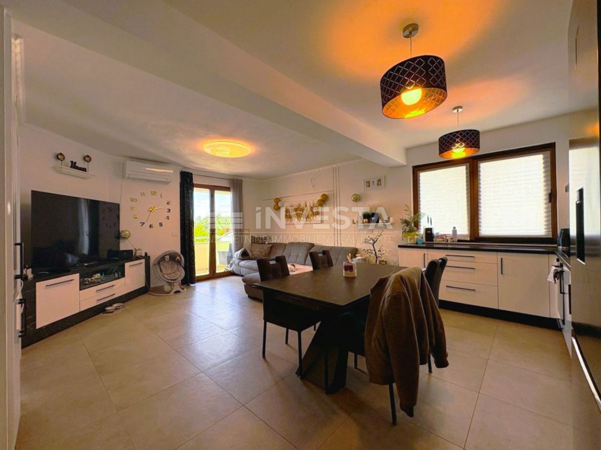 Pula, Veli Vrh, appartamento moderno con terrazza e vista mare