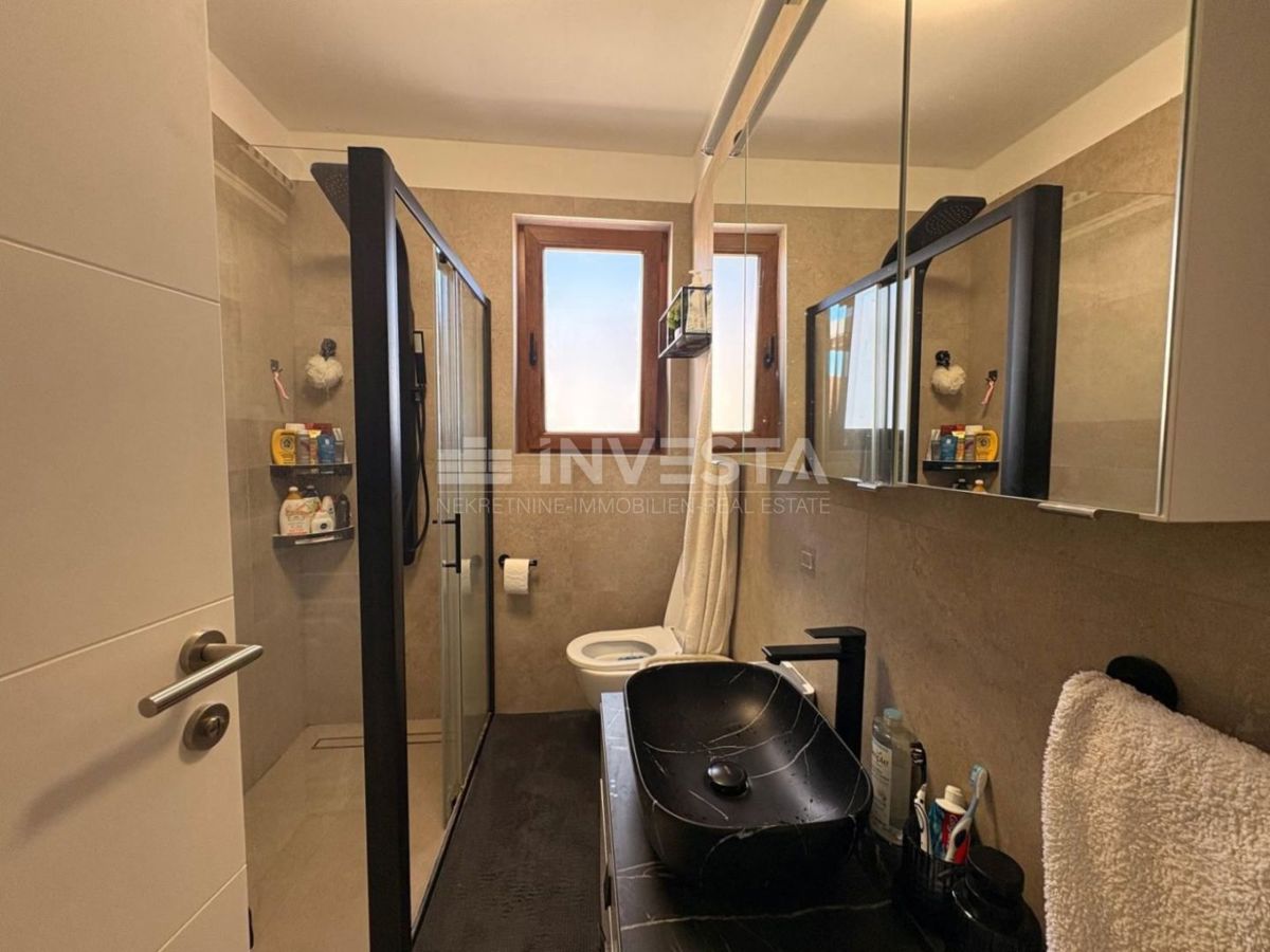 Pula, Veli Vrh, appartamento moderno con terrazza e vista mare