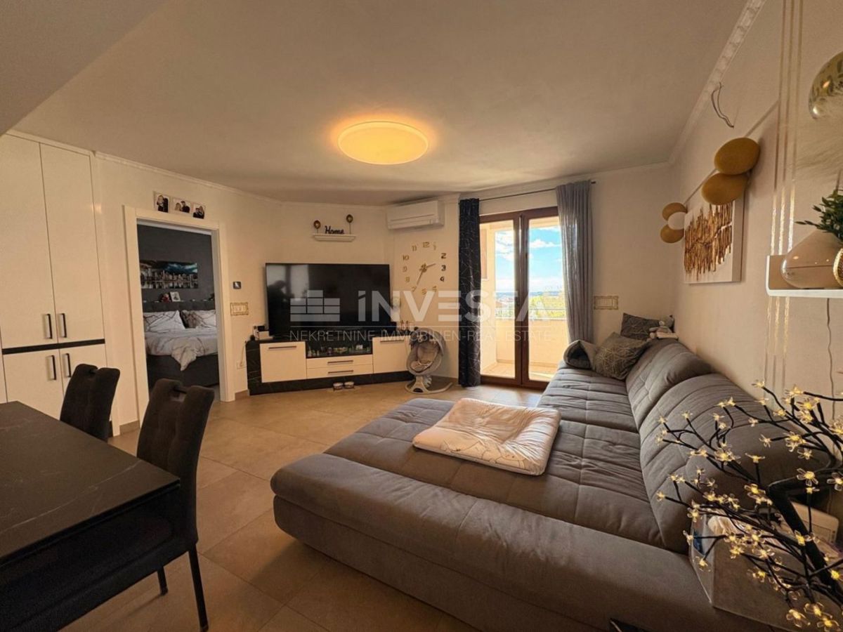 Pula, Veli Vrh, appartamento moderno con terrazza e vista mare