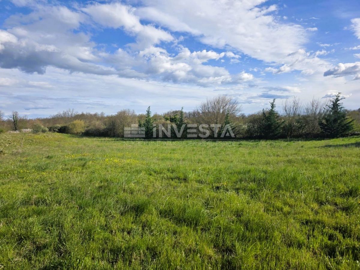 Dintorni di Žminj – terreno edificabile di 697 m² ai margini dell’abitato