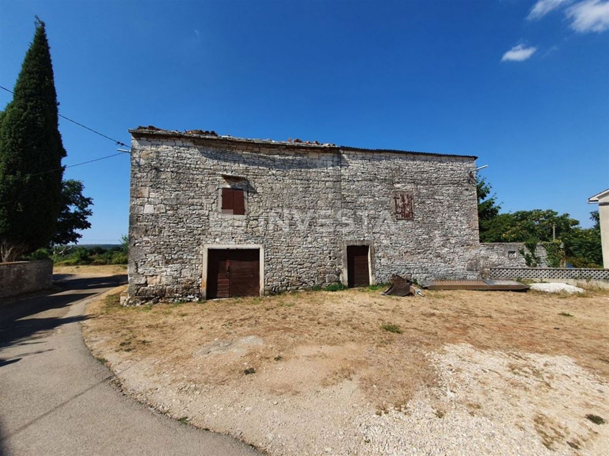 Svetvinčenat - casa istriana in pietra con cortile recintato