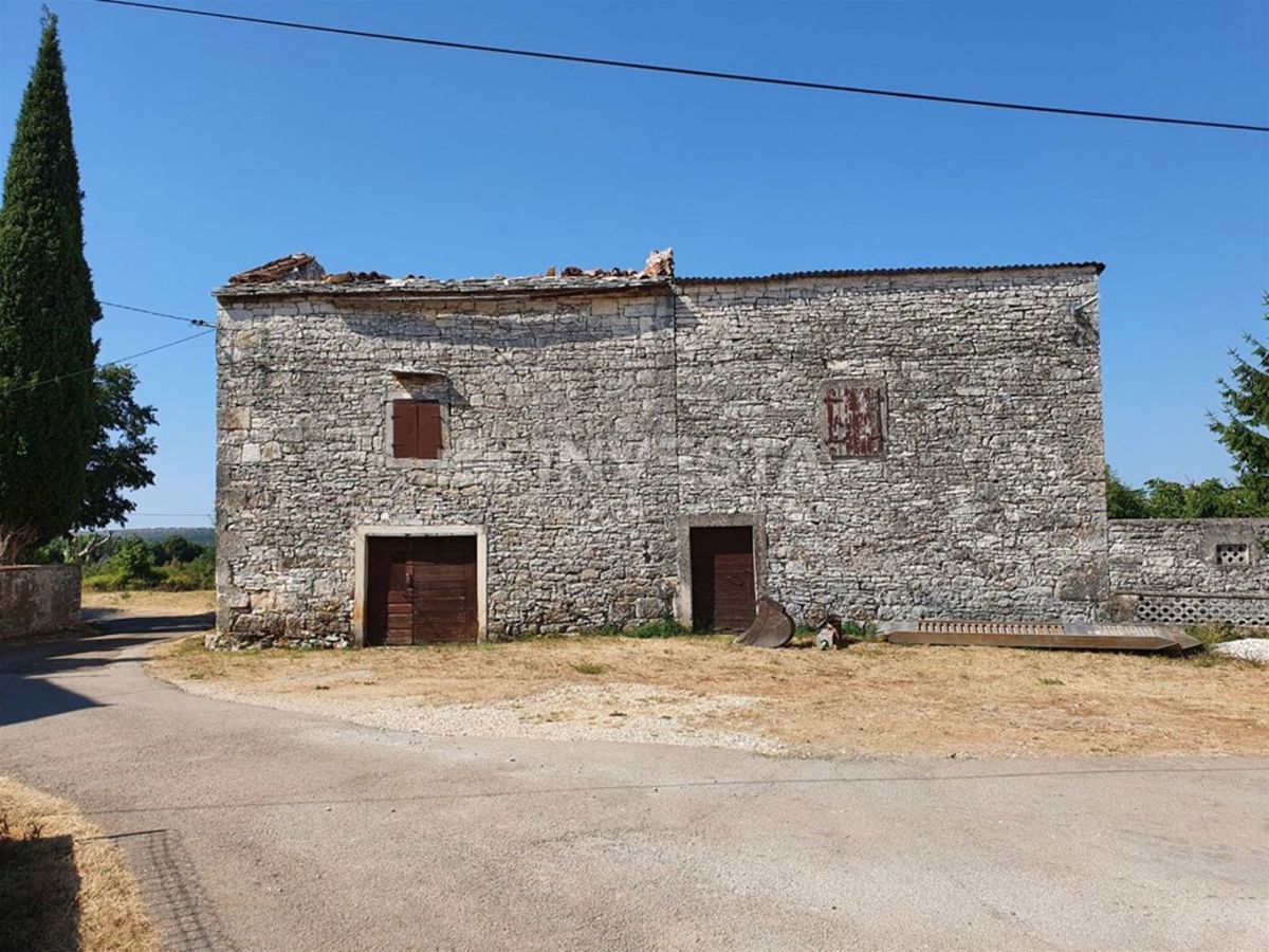 Svetvinčenat - casa istriana in pietra con cortile recintato