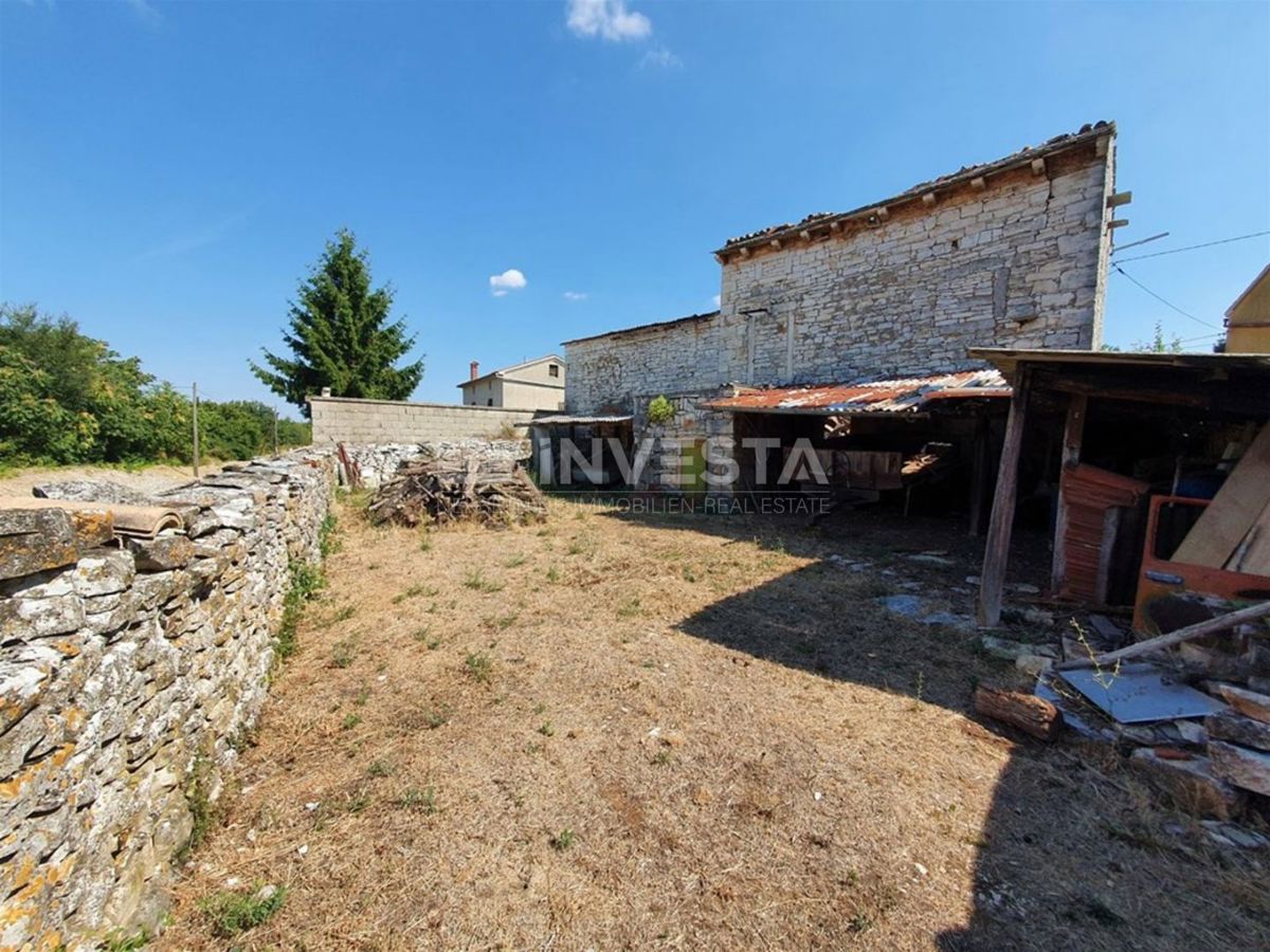 Svetvinčenat - casa istriana in pietra con cortile recintato