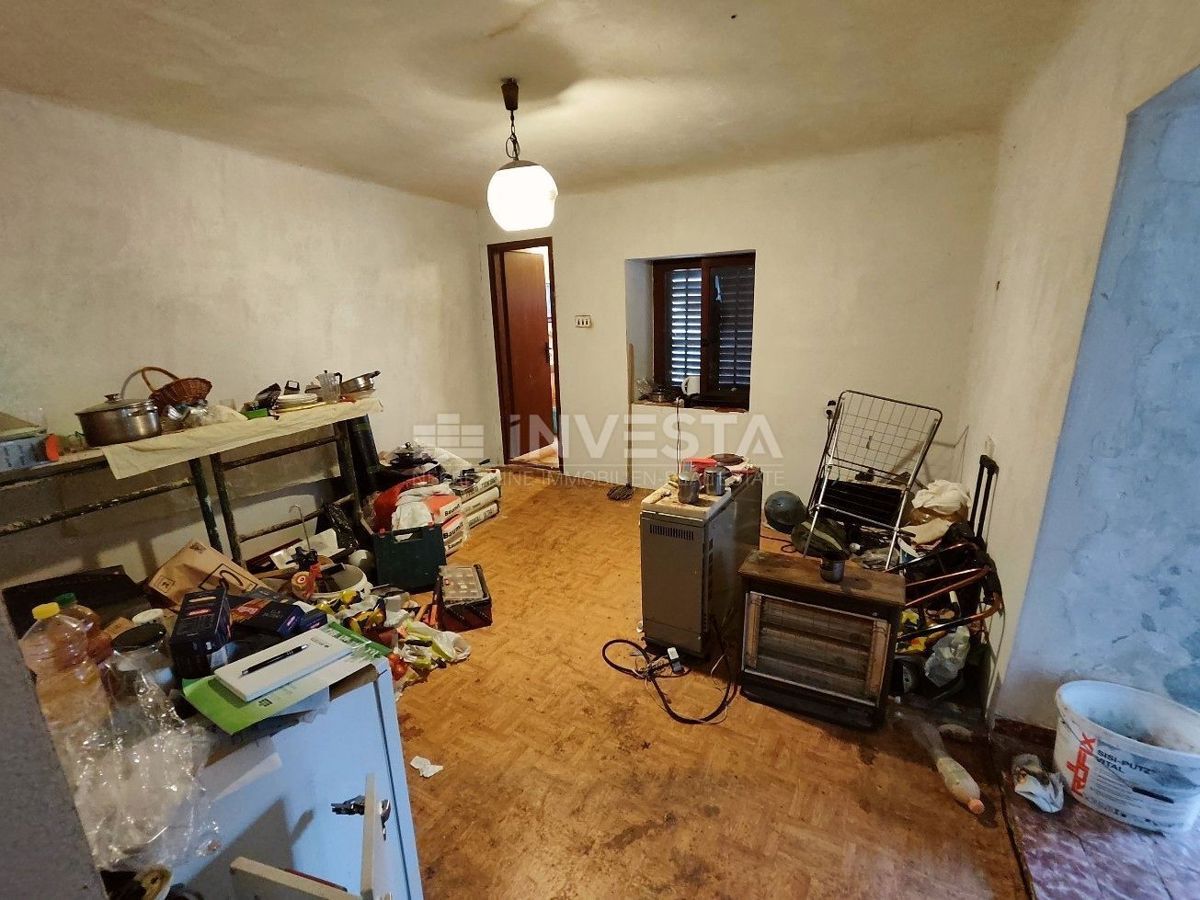 Pola, Šijana, appartamento da ristrutturare di 39 m2 con cortile di 128 m2