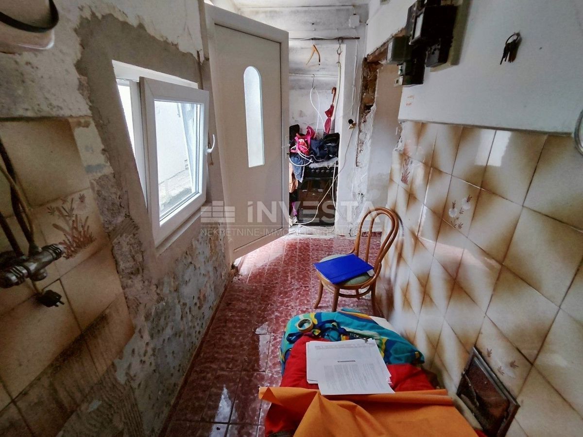 Pola, Šijana, appartamento da ristrutturare di 39 m2 con cortile di 128 m2