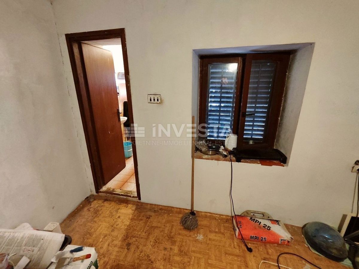 Pola, Šijana, appartamento da ristrutturare di 39 m2 con cortile di 128 m2