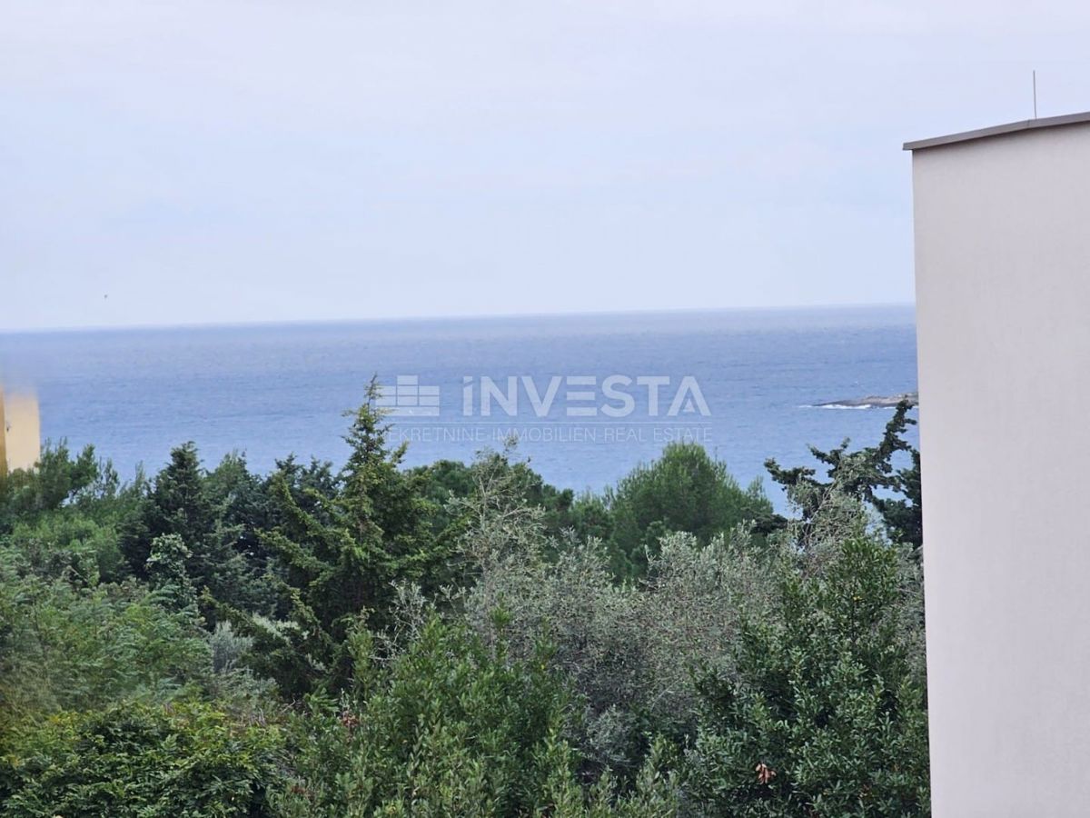 Premantura, appartamento trilocale con 2 terrazzi e vista panoramica sul mare