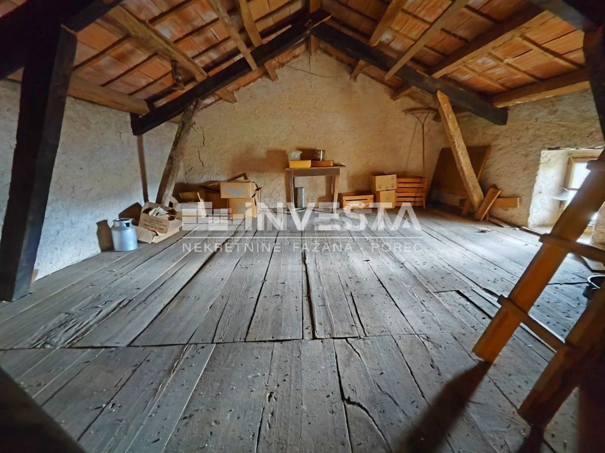 Dintorni di Gimino, una vecchia casa istriana con un edificio ausiliario per l'adattamento