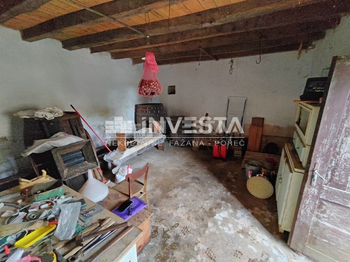 Dintorni di Gimino, una vecchia casa istriana con un edificio ausiliario per l'adattamento