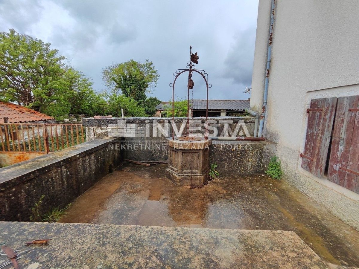 Dintorni di Gimino, una vecchia casa istriana con un edificio ausiliario per l'adattamento