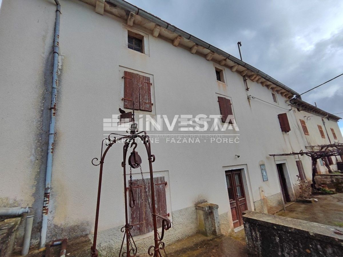 Dintorni di Gimino, una vecchia casa istriana con un edificio ausiliario per l'adattamento