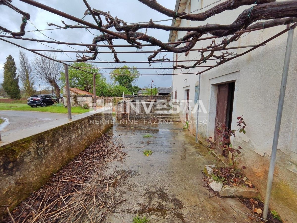 Dintorni di Gimino, una vecchia casa istriana con un edificio ausiliario per l'adattamento