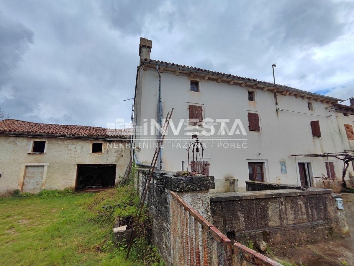 Dintorni di Gimino, una vecchia casa istriana con un edificio ausiliario per l'adattamento