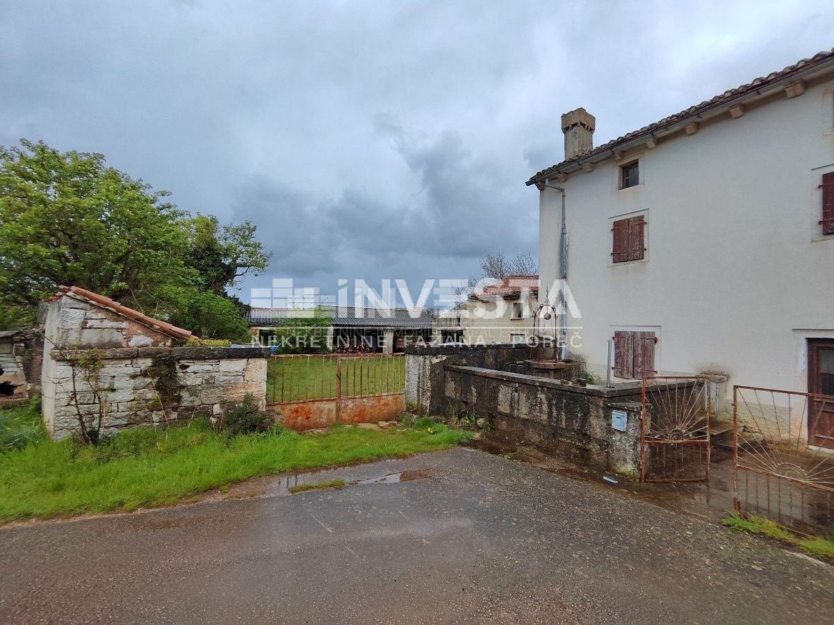 Dintorni di Gimino, una vecchia casa istriana con un edificio ausiliario per l'adattamento