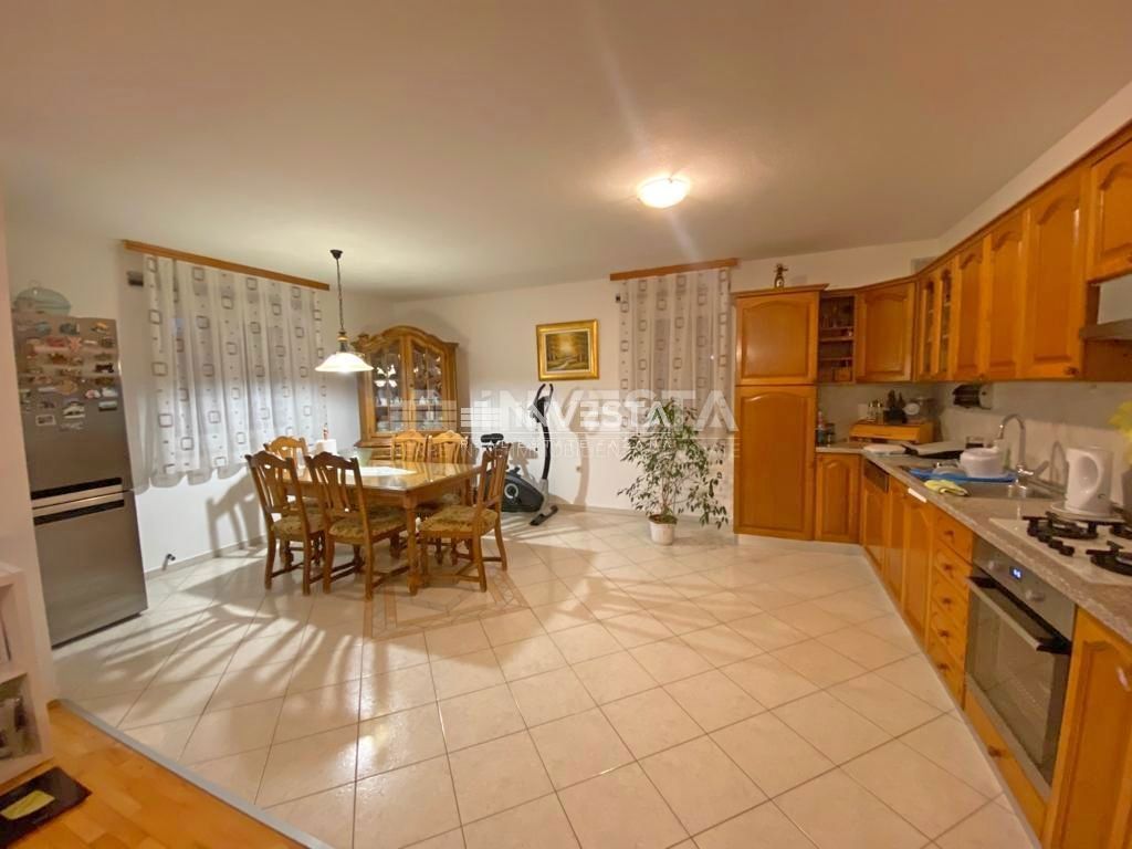 Fasana, Palazzina con 5 unità abitative, a 600 m dalla spiaggia