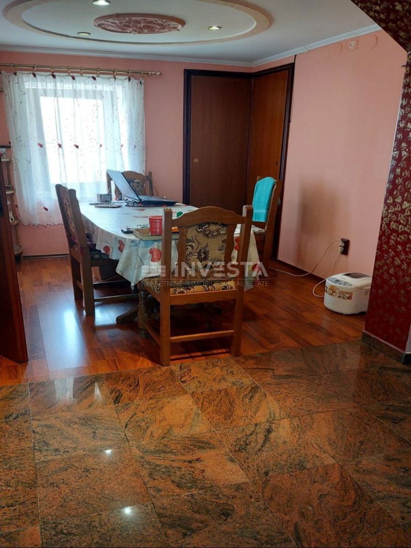 Zona di Marčana, casa in pietra con due appartamenti