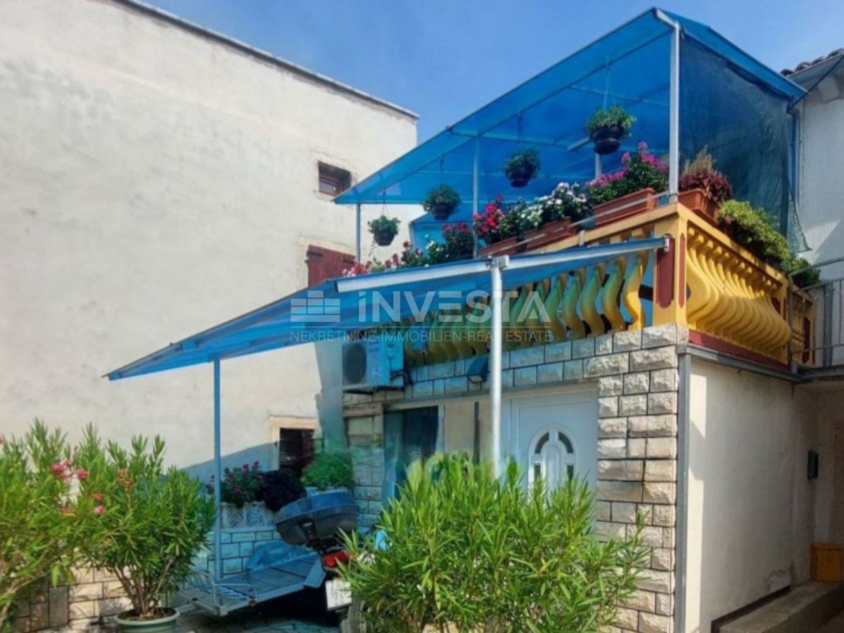 Zona di Marčana, casa in pietra con due appartamenti