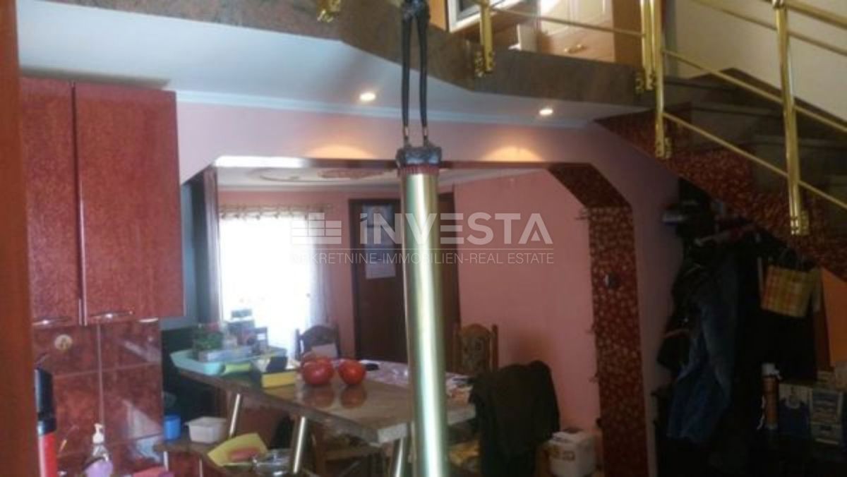 Zona di Marčana, casa in pietra con due appartamenti