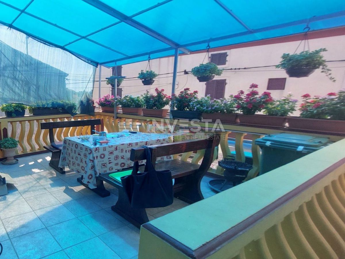 Zona di Marčana, casa in pietra con due appartamenti