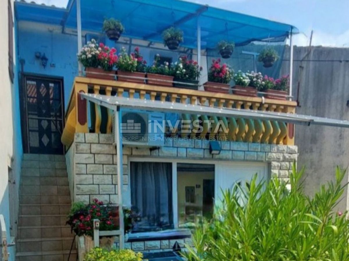 Zona di Marčana, casa in pietra con due appartamenti