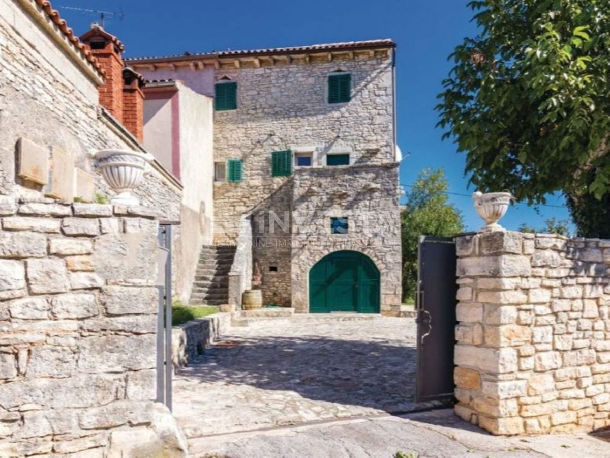 Casa in pietra ristrutturata con piscina nell'entroterra dell'Istria