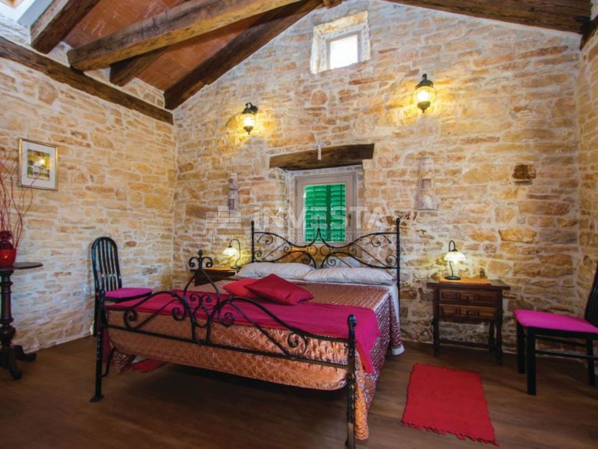 Casa in pietra ristrutturata con piscina nell'entroterra dell'Istria