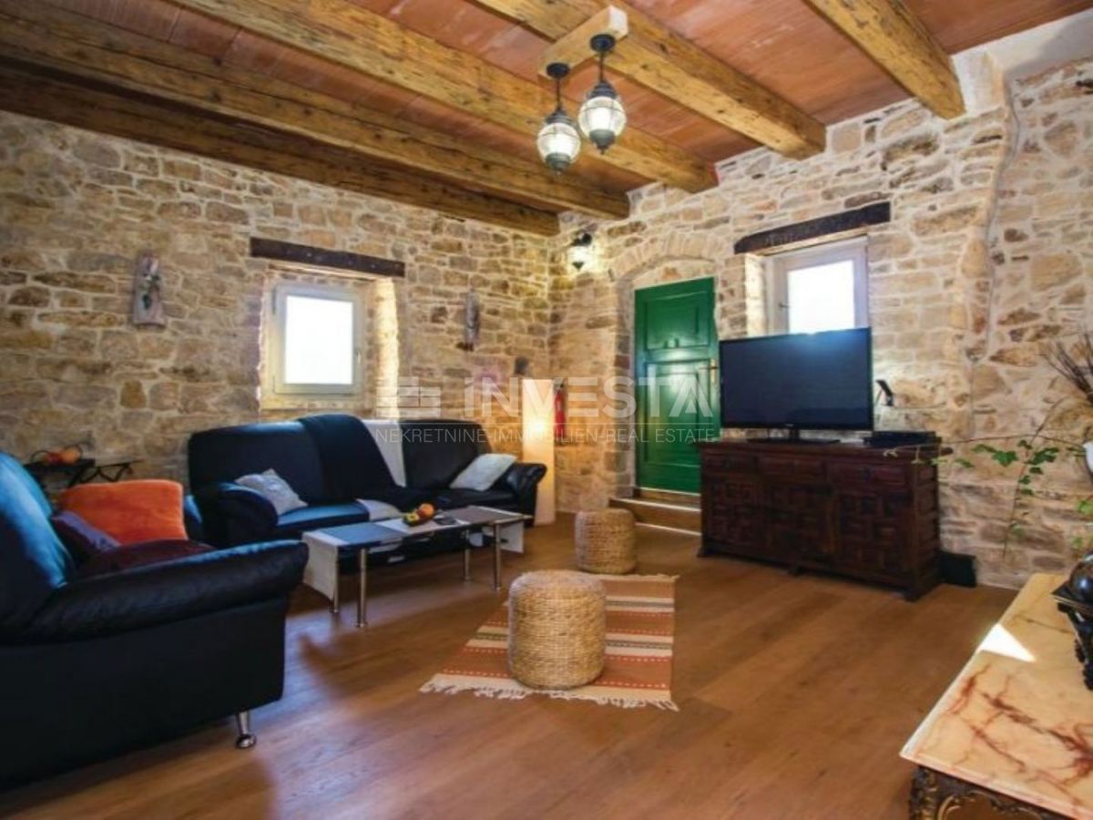 Casa in pietra ristrutturata con piscina nell'entroterra dell'Istria