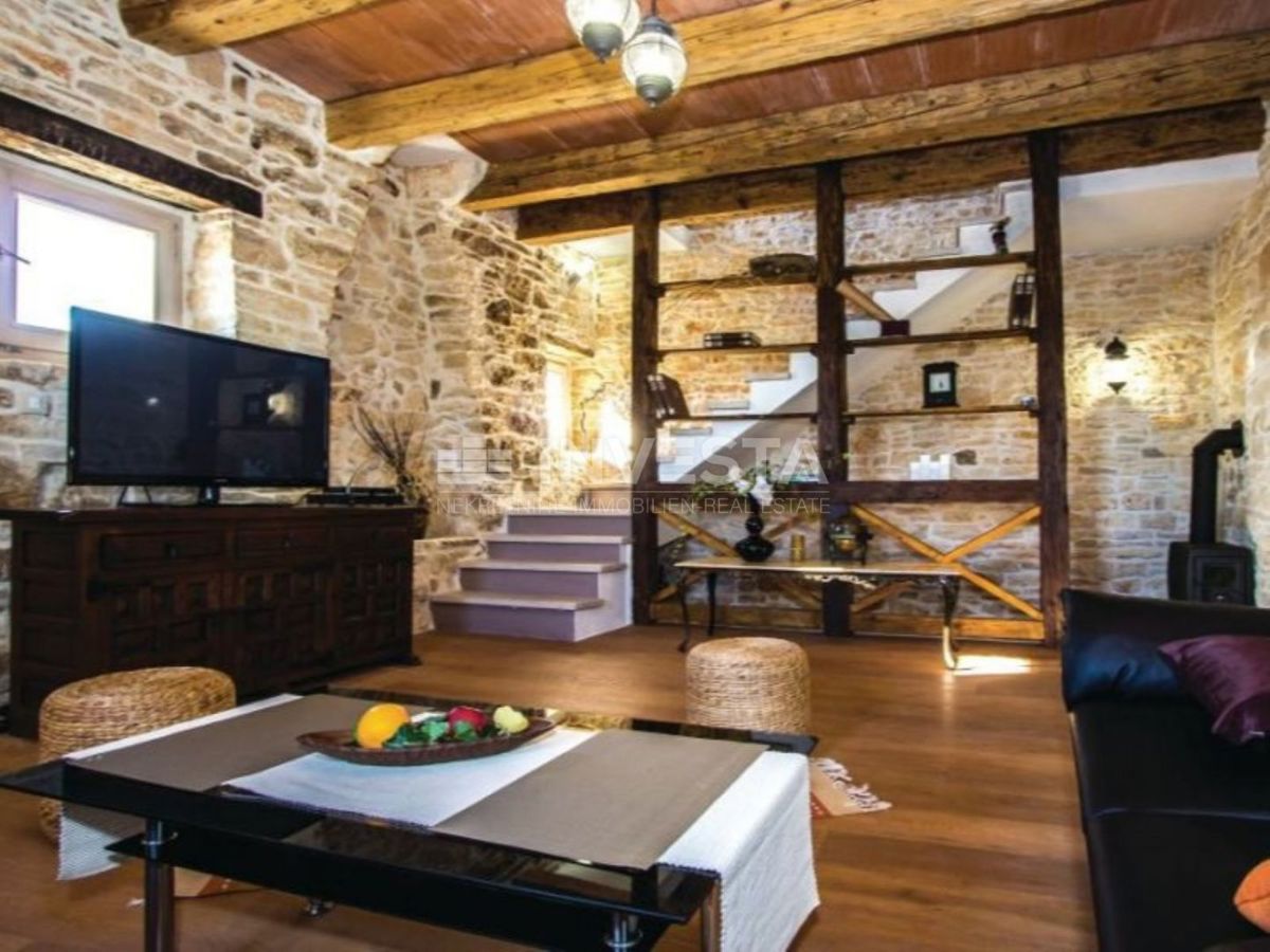 Casa in pietra ristrutturata con piscina nell'entroterra dell'Istria