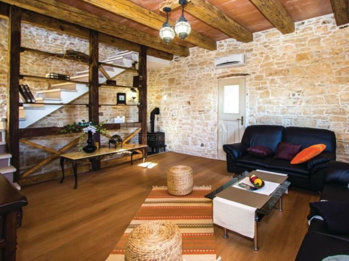 Casa in pietra ristrutturata con piscina nell'entroterra dell'Istria