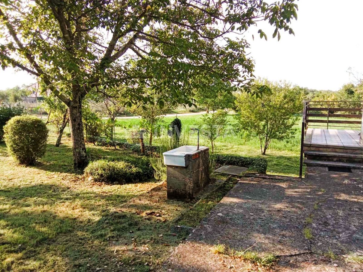 Pazin, Casa in natura con terreno edificabile