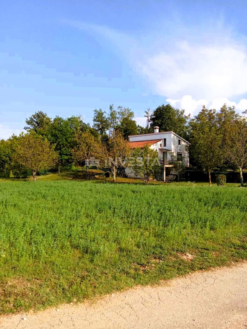 Pazin, Casa in natura con terreno edificabile