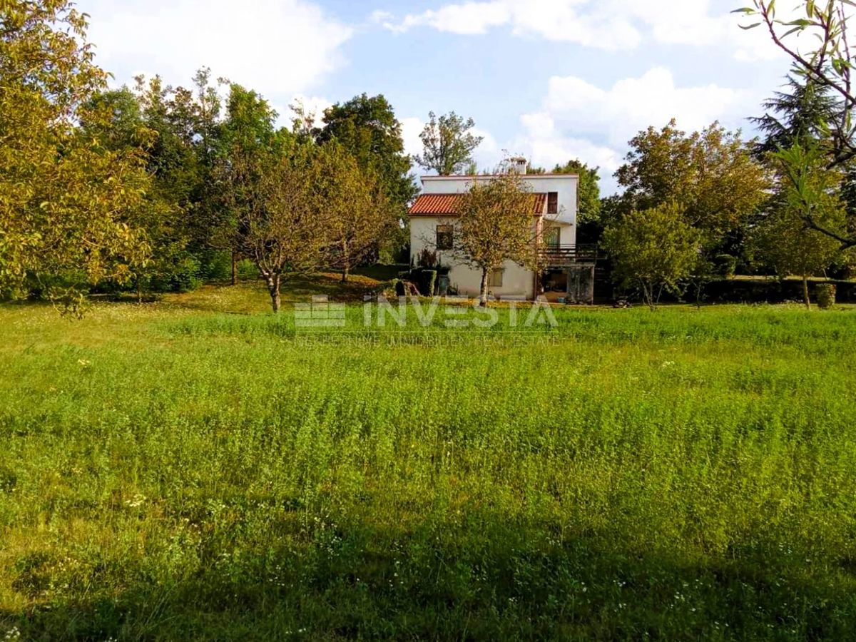 Pazin, Casa in natura con terreno edificabile
