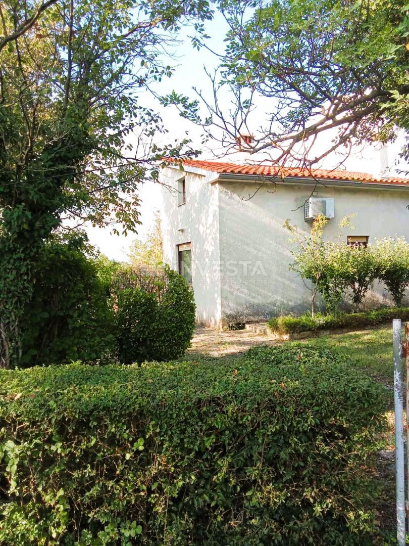 Pazin, Casa in natura con terreno edificabile