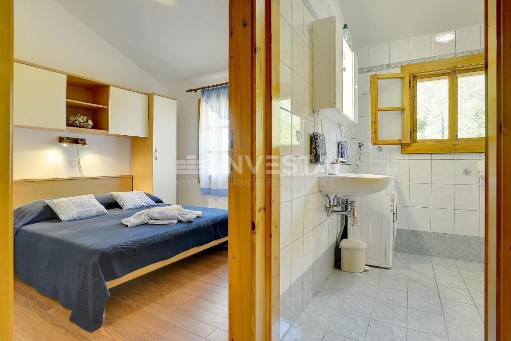 Banjole (Bagnoli), casa indipendente con splendido giardino, a 150 m dal mare