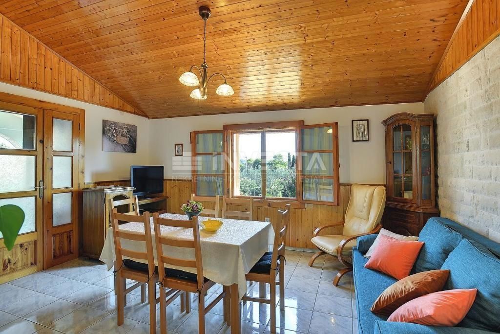 Banjole (Bagnoli), casa indipendente con splendido giardino, a 150 m dal mare