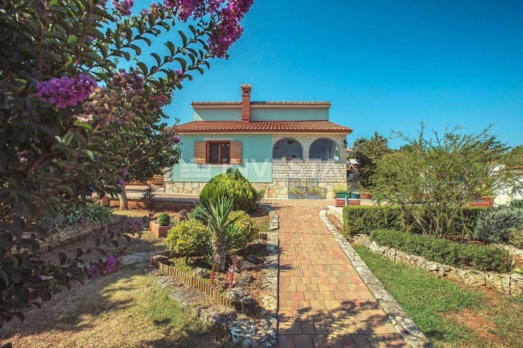 Banjole (Bagnoli), casa indipendente con splendido giardino, a 150 m dal mare