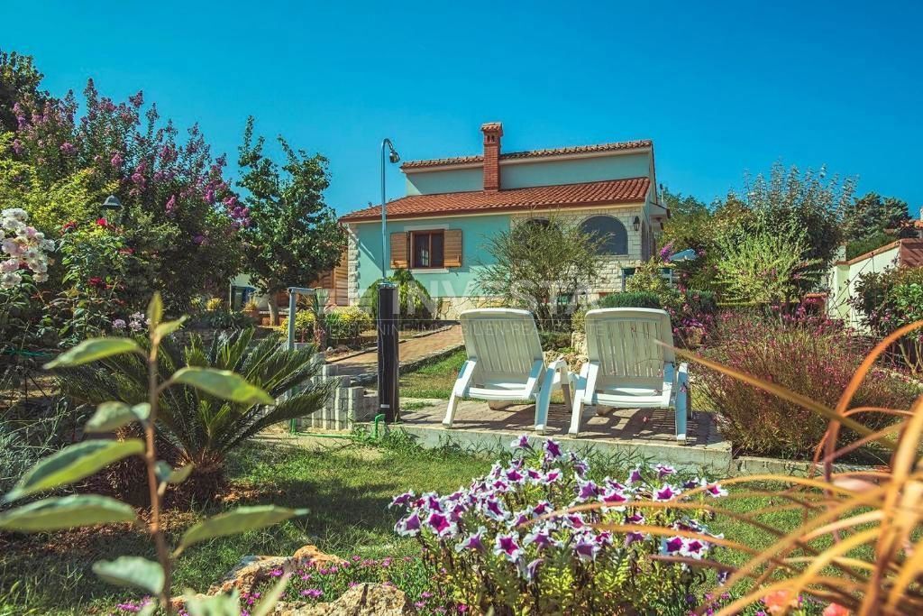 Banjole (Bagnoli), casa indipendente con splendido giardino, a 150 m dal mare