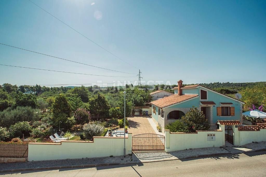 Banjole (Bagnoli), casa indipendente con splendido giardino, a 150 m dal mare