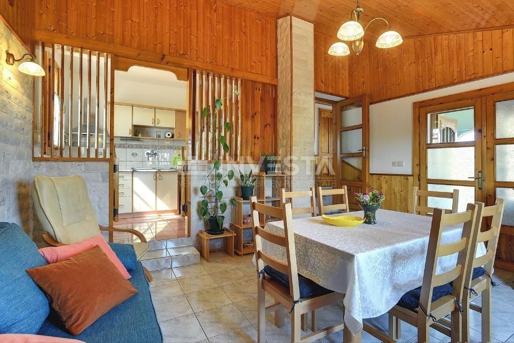 Banjole (Bagnoli), casa indipendente con splendido giardino, a 150 m dal mare