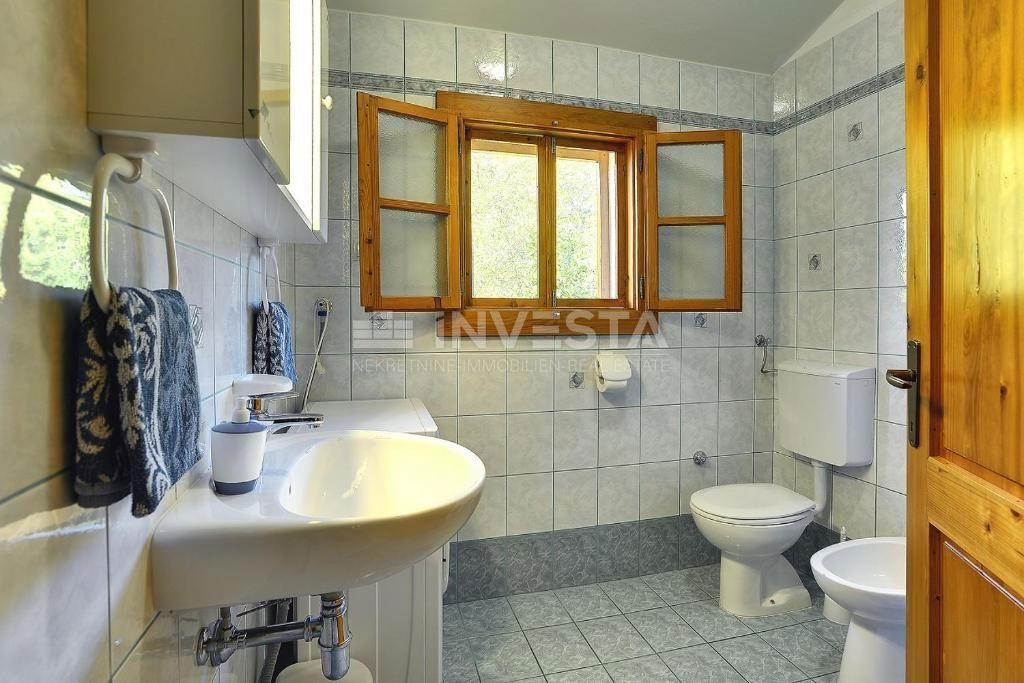 Banjole (Bagnoli), casa indipendente con splendido giardino, a 150 m dal mare