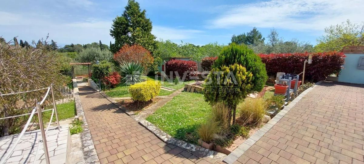 Banjole (Bagnoli), casa indipendente con splendido giardino, a 150 m dal mare