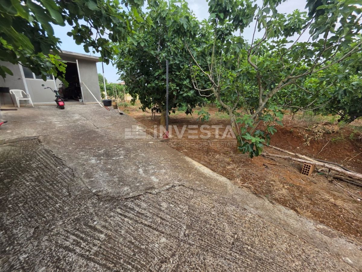 Fažana, Terreno edificabile con casa incompiuta, a 1,5 km dalla spiaggia