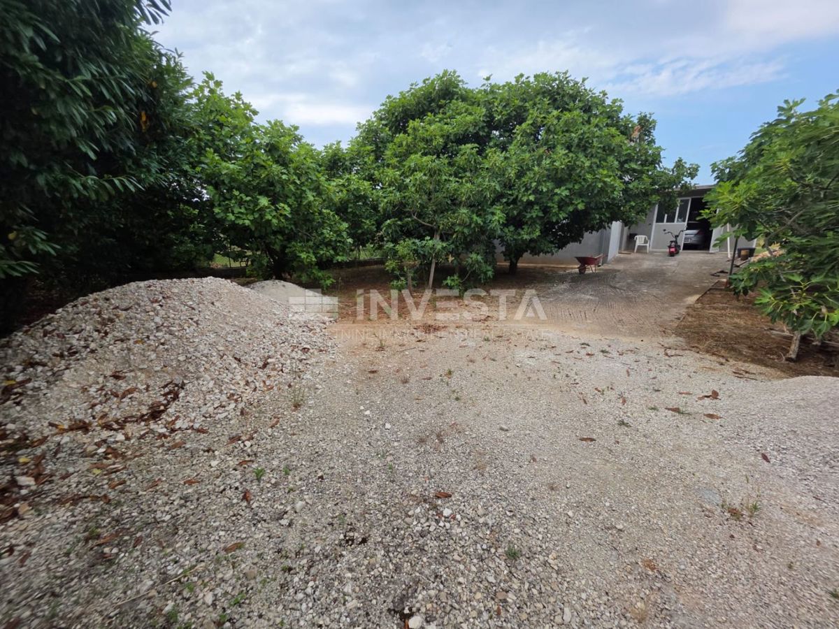 Fažana, Terreno edificabile con casa incompiuta, a 1,5 km dalla spiaggia