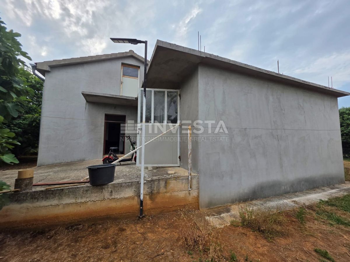 Fažana, Terreno edificabile con casa incompiuta, a 1,5 km dalla spiaggia