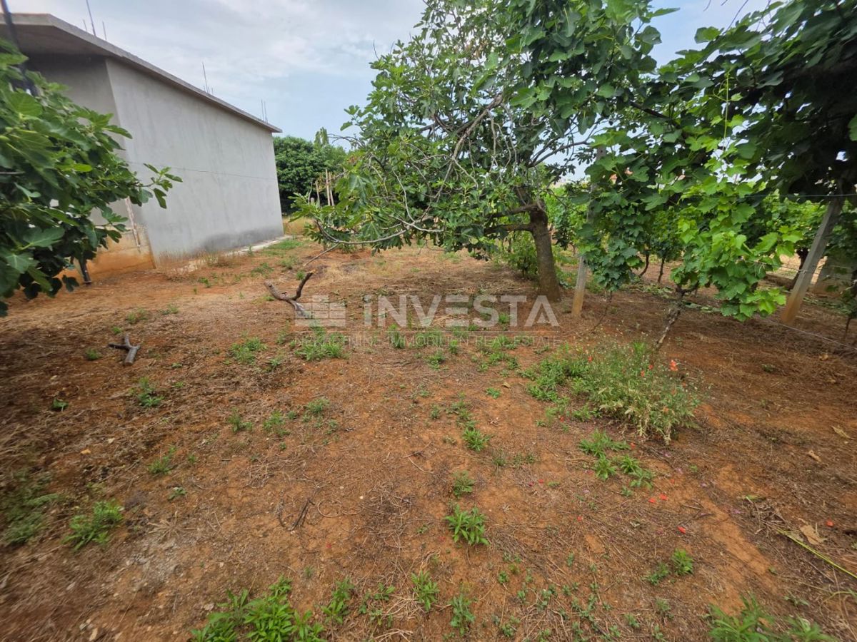 Fažana, Terreno edificabile con casa incompiuta, a 1,5 km dalla spiaggia