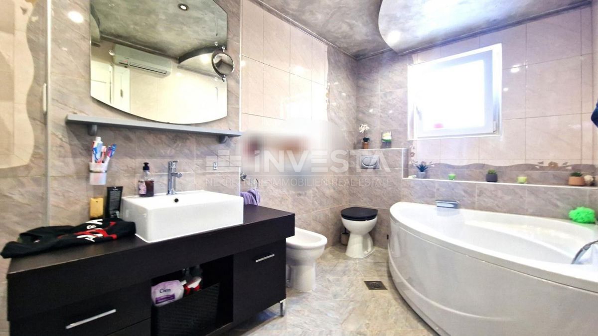 Momjan, Casa con piscina