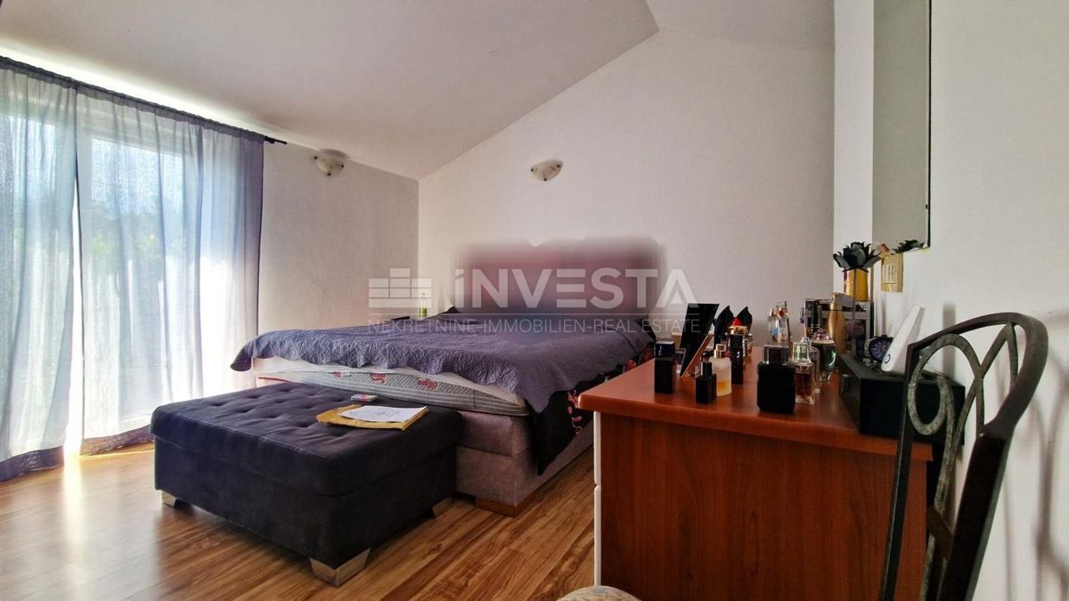 Momjan, Casa con piscina